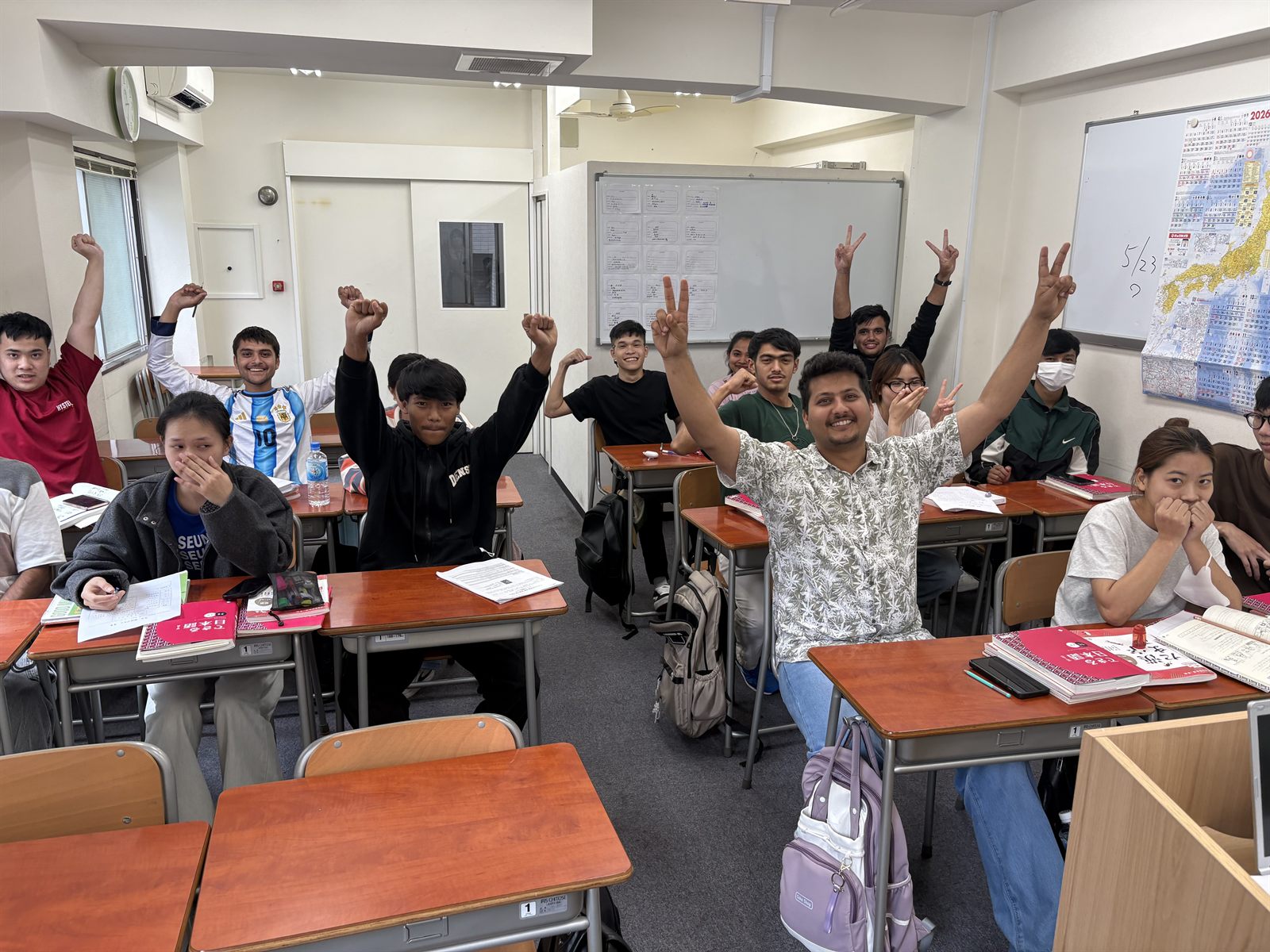 教材を開いて授業を受ける学生たち