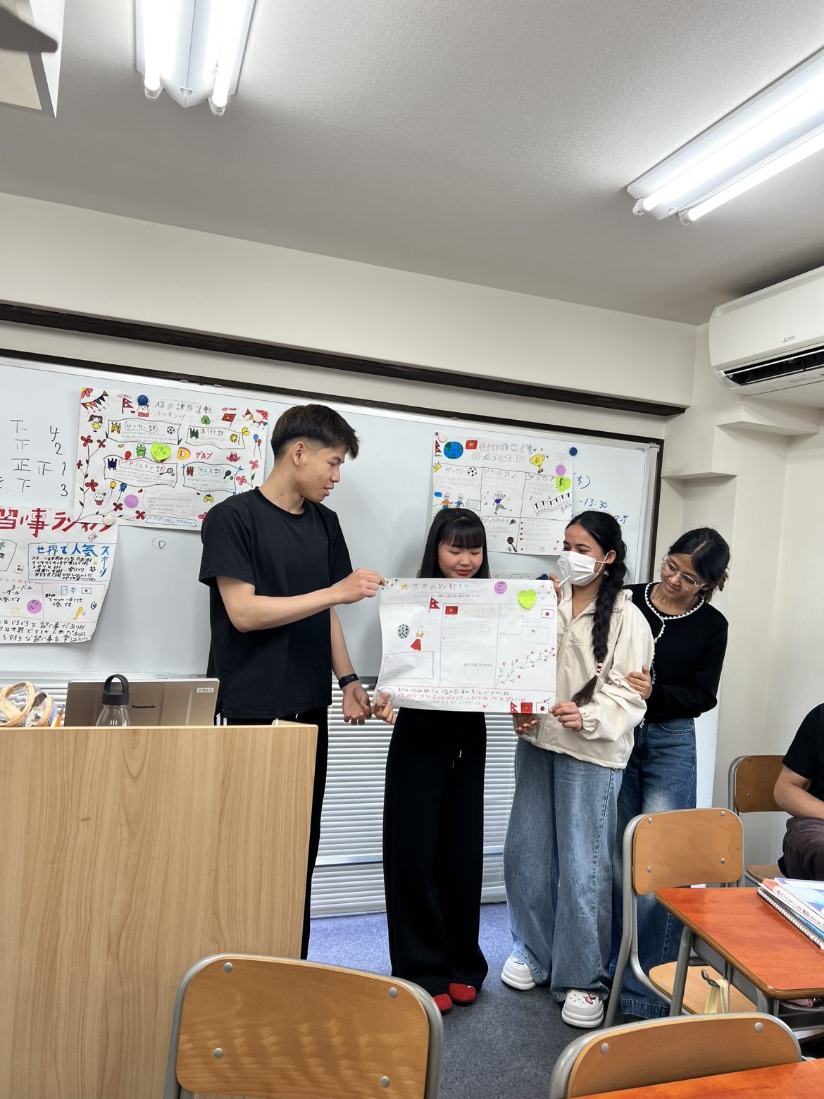 教室で発表する学生